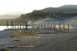 Image du Maroc Professionnelle de  Barrage Al Wahda deuxième plus grand barrage d'Afrique après Le haut barrage d'Assouan d'Egypte, but de l'ouvrage production d'électricité, irrigation et protection contre les crues, Jeudi 8 septembre 2005. (Photo / Abdeljalil Bounhar) 